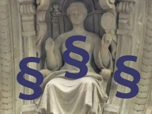 Gerechtigkeitsfigur mit Paragrahenzeichen