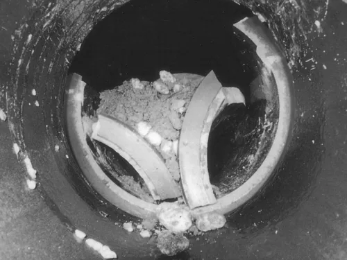 Zerbrochenes Abwasserrohr