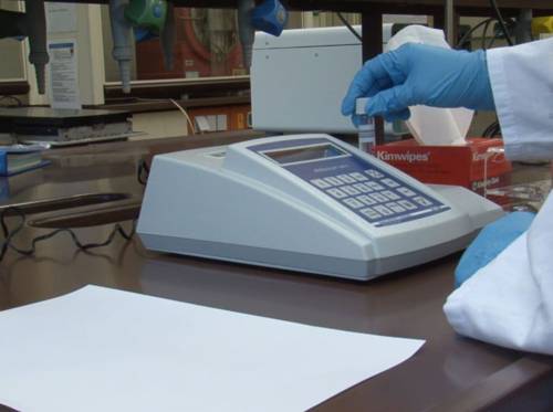 Wasserproben werden im Labor untersucht