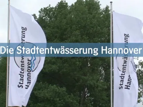 Die Fahnen der Stadtentwässerung flattern im Wind