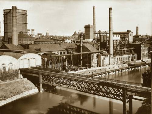 Foto aus den 1930er Jahren eines Gaswerks mit Fabrikschloten