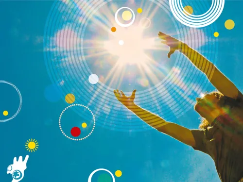 Motiv der Kampagne "Hannover auf Sonnenfang" - Eine Person versucht mit den Händen die Sonne zu fangen