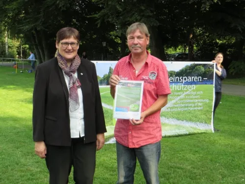 Ende der Sanierung - Urkundenübergabe durch die Dezernentin der Landeshauptstadt Hannover Frau Tegtmeyer-Dette an den Vereinsvorsitzenden