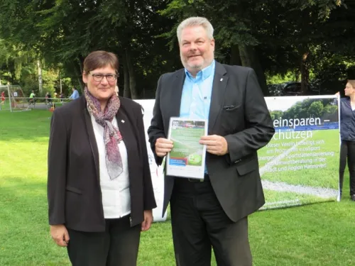 Die Erste Stadträtin Sabine Tegtmeyer-Dette übergibt die Abschlussurkunde für die e.coSport Teilnahme an den Vereinspräsidenten Nölke