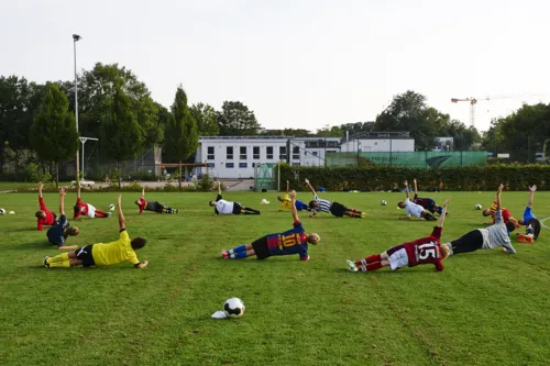 Sportplatz mit Fußballern