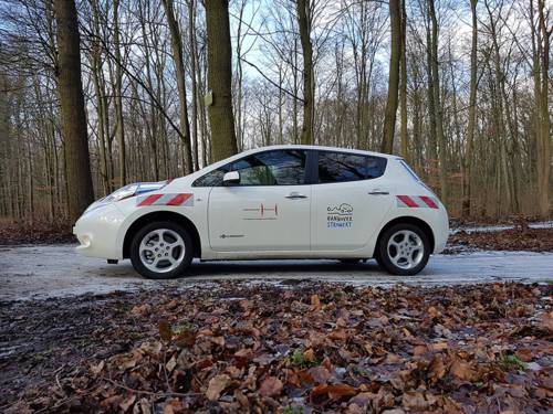 Der E-Nissan Leaf des Fachbereichs Umwelt und Stadtgrün mit dem Aufkleber "Hannover stromert"