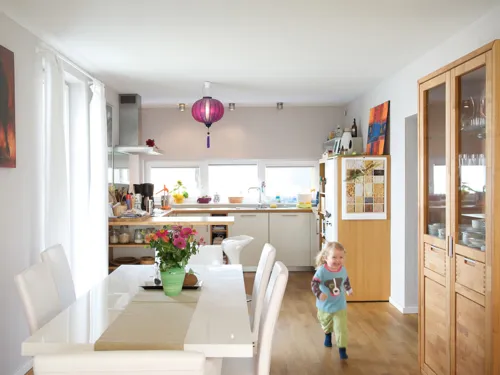 Spielendes Kind in Wohnung
