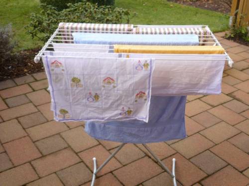 Wäsche wird an der frischen Luft auf einer Terrasse getrocknet