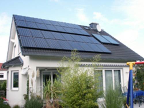 Solarthermische und Photovoltaikanlagen lassen sich auf dem Dach kombinieren