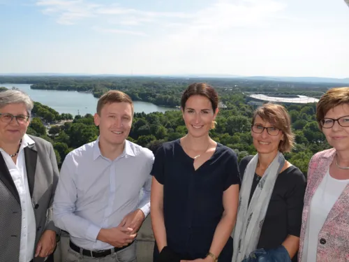 Wirtschafts- und Umweltdezernentin Sabine Tegtmeyer-Dette, Peter Ulrich vom ICLEI Europasekretariat, Alice Berger von der Stiftung Deutscher Nachhaltigkeitspreis e. V., Susanne Wildermann und Brigitta Rawe vom Agenda21- und Nachhaltigkeitsb&uuml;ro auf dem Rathaus-Turm, im Hintergrund ein Teil von Hannover und dem Maschsee.
