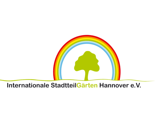 Logo der Internationalen StadtteilGärten Hannover e.V., welches einen gezeichneten, grünen Baum zeigt, der von einem Regenbogen umgeben ist.