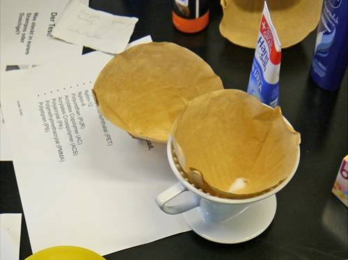 Zwei Kaffeefilter mit Filtertüten. 