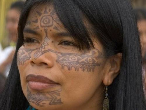 Portrait von Patricia Gualinga mit traditioneller Bemalung im Gesicht