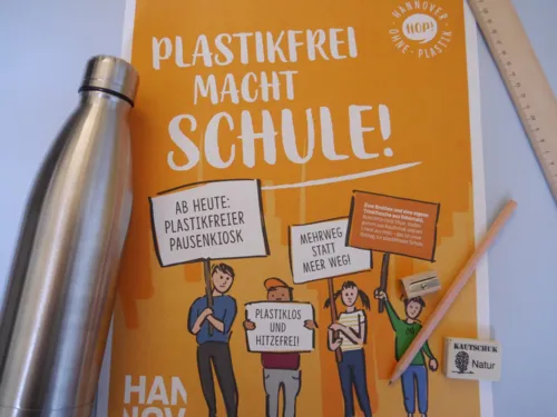 Foto eines Plakates zur plastikfreien Schule. Daneben eine Trinkflasche. 
