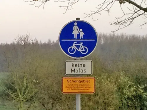 Schild vor einer großen Wiese. 