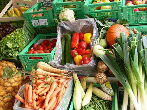 Obst und Gemüse an einem Marktstand