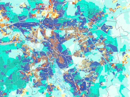 Klimaanalysekarte der Landeshauptstadt, die Kaltluft- und Warmluftzonen in der Stadt anhand von verschiedener Farbigkeit aufzeigt, sowie Strömungsrichtungen der Luft mit Hilfe von Pfeilen