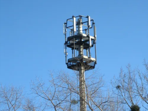 Mobilfunkanlage vor blauem Himmel