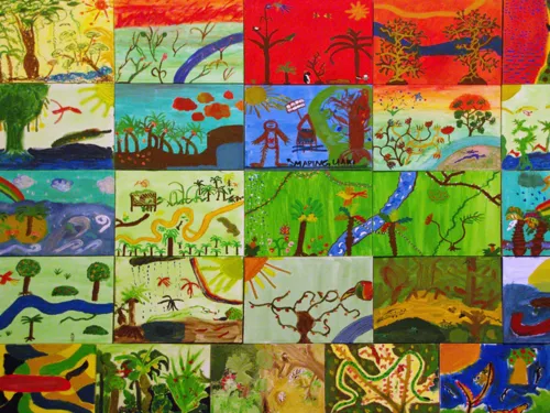 Aneinander gereihte Kinderzeichnungen, die unterschiedliche Interpretationen von Regenwald zeigen