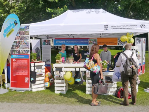Stand des Agenda21- und Nachhaltigkeitsbüro mit Mitarbeiterinnen und Interessierten auf einem Fest
