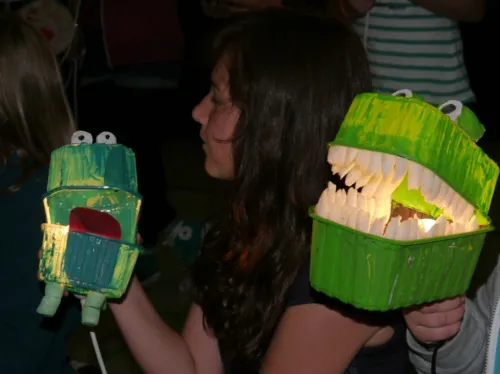 Aus Abfall gebastelte Monsterfiguren mit den stolzen Projektteilnehmerinnen
