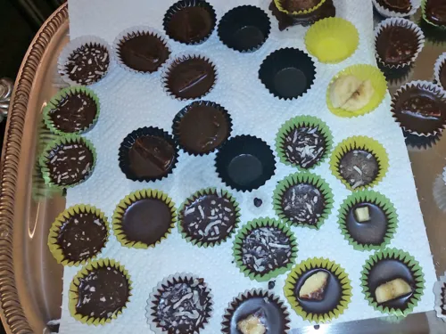Ein Tablett, auf dem selbstgemachte Pralinen zum Probieren liegen, die aus fair gehandelten Zutaten hergestellt wurden