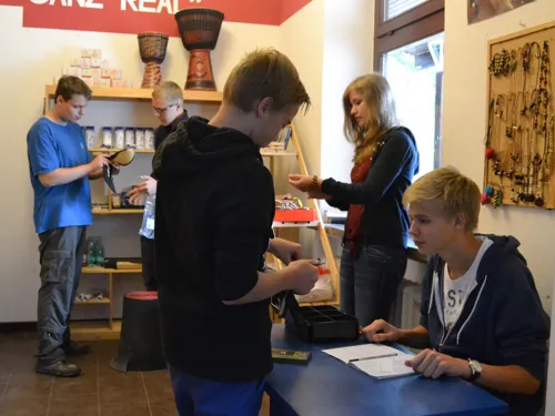 Sch&uuml;ler in ihrem eigenem Laden - als Kunden, Berater und Kassierer