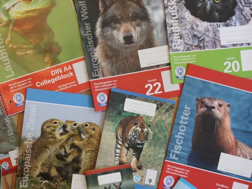 Verschiedene Schulhefte und Bl&ouml;cke aus Recyclingpapier