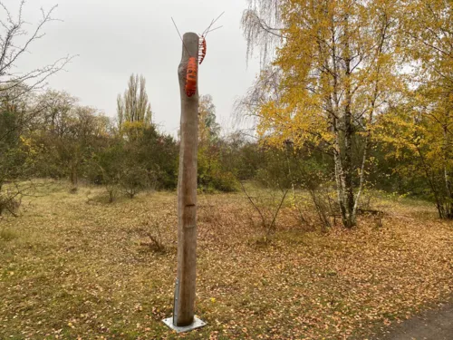 Eine Stele mit einer Assel in der Natur. 