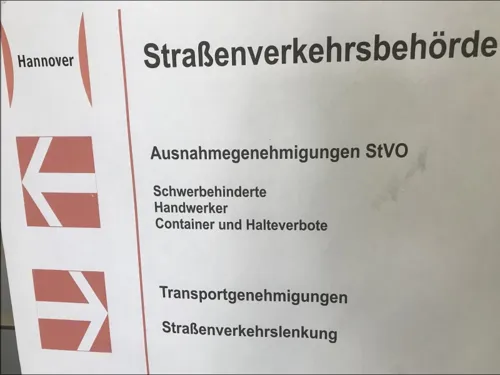 Frontansicht Schild der Straßenverkehrsbehörde