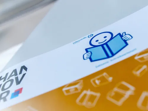 Eine Brosch&uuml;re mit dem Symbol "Leichte Sprache" der Lebenshilfe