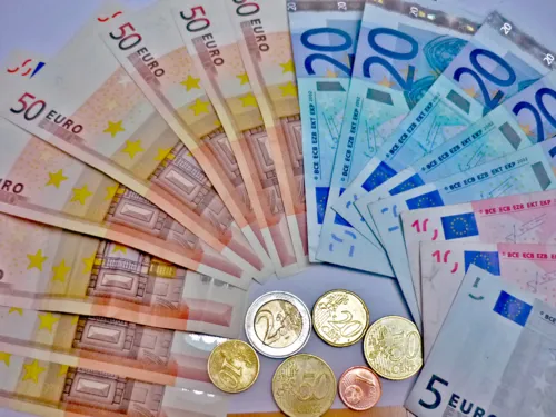 Euroscheine und Münzen