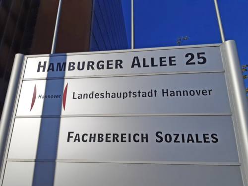 Hinweisschild auf den Fachbereich Soziales in der Hamburger Allee 25