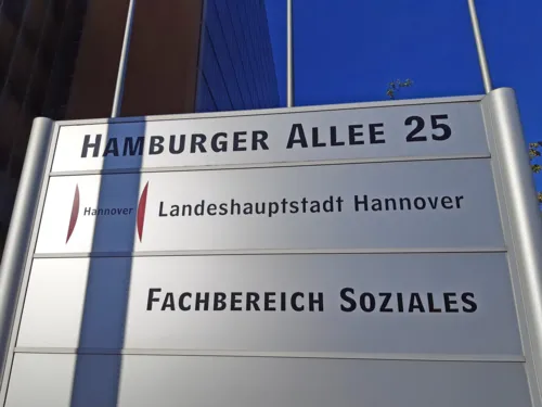 Hinweisschild auf den Fachbereich Soziales in der Hamburger Allee 25