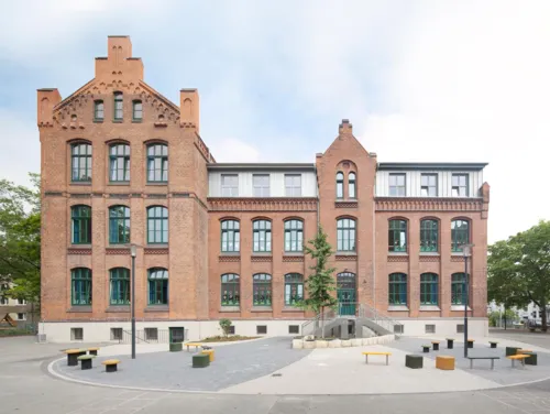 Saniertes rotes mehrstöckiges Backsteingebäude