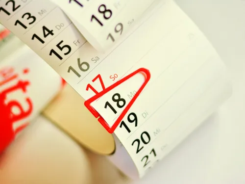 Auf einem Kalender ist ein Montag markiert.