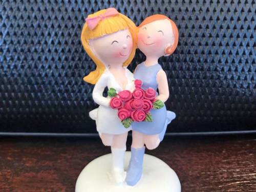 Hochzeitsdekoration: Zwei kleine weibliche Figuren in Hochzeitkleidern mit Brautstrauß