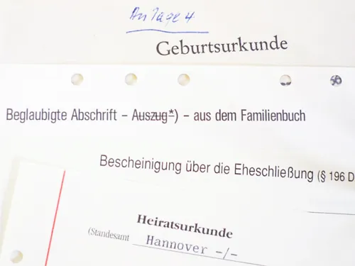 Verschiedene übereinandergelegte Urkunden