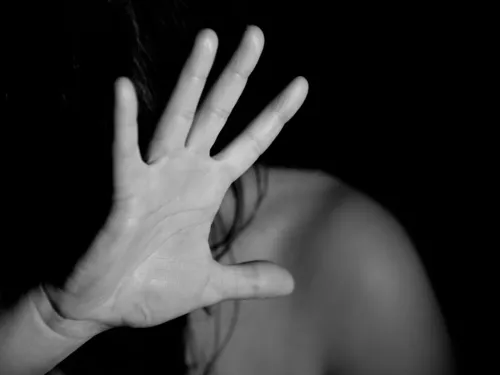 Schwarz-weiß Aufnahme einer Hand in Abwehrgeste