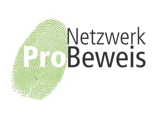 Das Logo von Netzwerk ProBeweis zeigt einen gr&uuml;nen Fingerabdruck auf wei&szlig;em Grund und daneben den Schriftzug "Netzwerk ProBeweis"