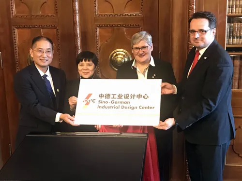Übergabe des Firmenschildes des Sino-German Industrial Design Center. Zu sehen sind Adam Ye (Sino-German Industrial Center), Airong Ren (Vizegouverneurin der Provinz Shandong), Sabine Tegtmeyer-Dette (LHH) und Peter Eisenschmidt (hannoverimpuls GmbH).