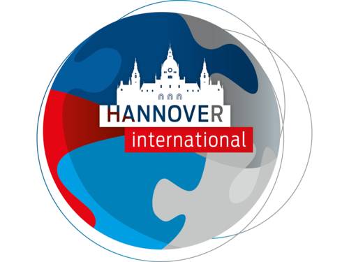 Das Logo von Hannover International zeigt neben dem Schriftzug die stilisierte Silhouette des Hannoverschen Rathauses, umgeben von farbigen Flächen, die ineinander greifen.