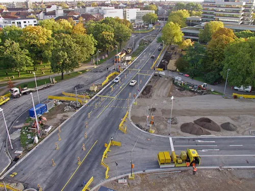 Blick aus der Vogelperspektive auf eine Straßenbaustelle