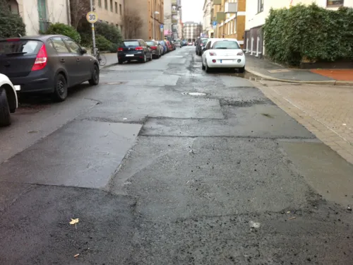 Eine mehrfach geflickte Straßendecke