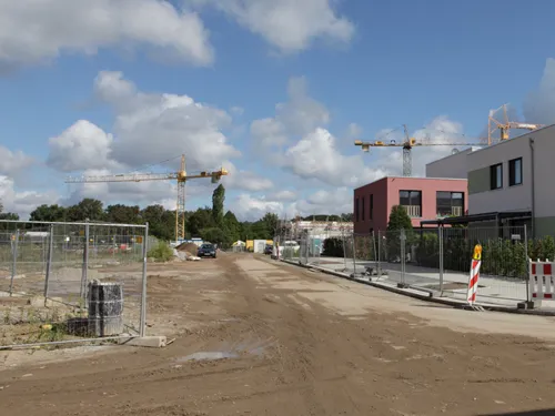 Unfertige Straße in einem Neubaugebiet