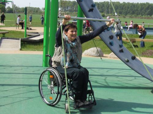 Die Beauftragte für Menschen mit Behinderung der Landeshauptstadt Hannover im Rollstuhl bei sportlicher Aktivität