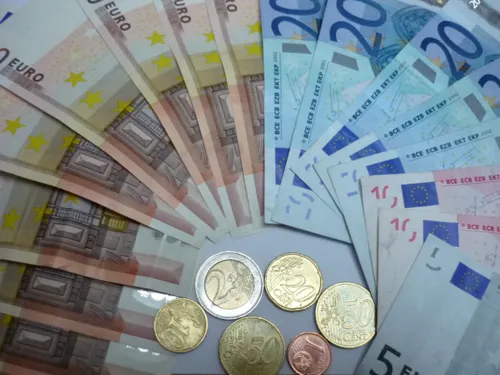 Geldscheine und Euro-Münzen