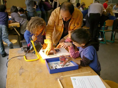 Schüler experimentieren unter Anleitung