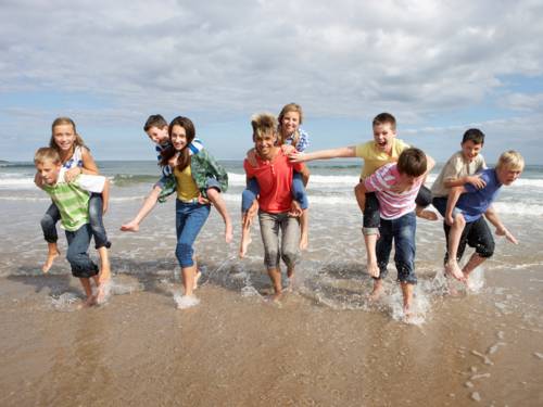 Eine Gruppe am Wasser tobender Kinder