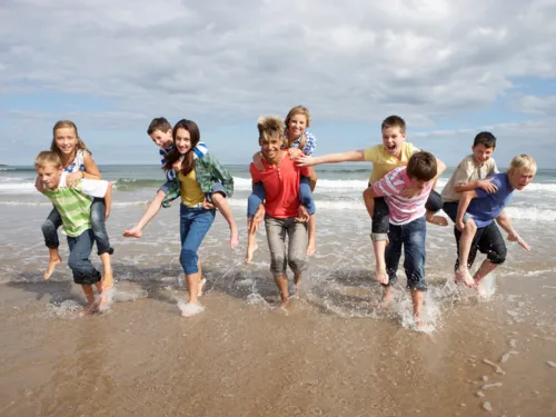 Eine Gruppe am Wasser tobender Kinder